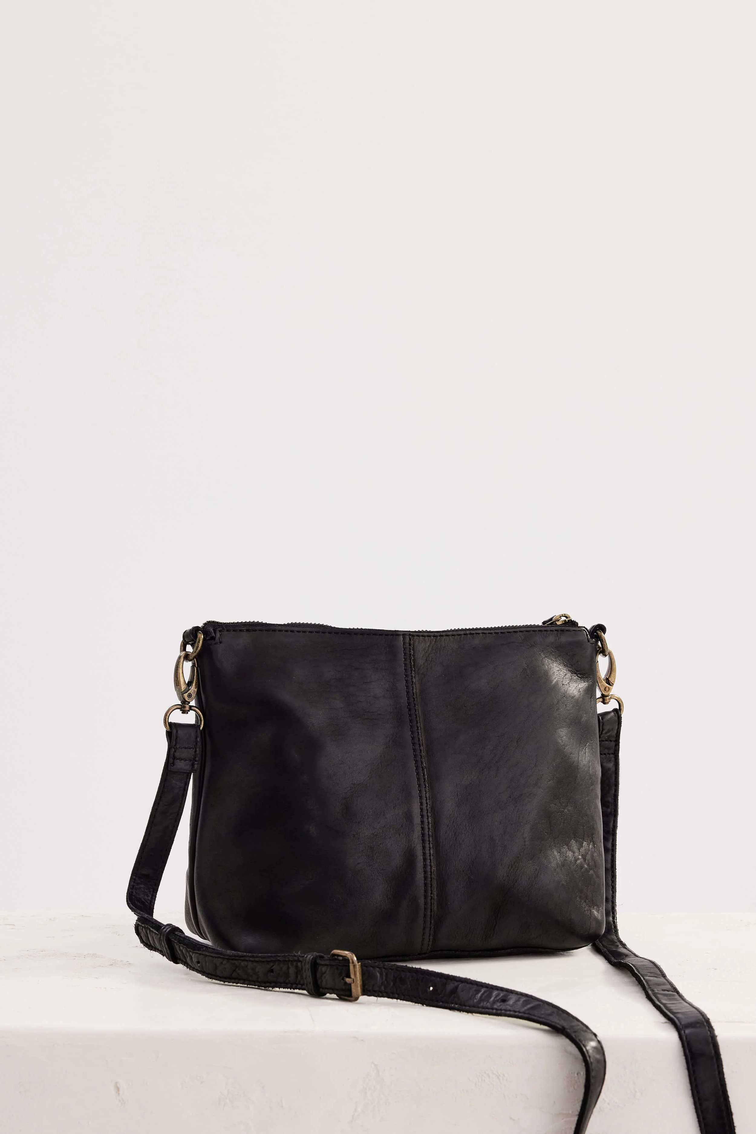 Essentials Pouch Large - Black