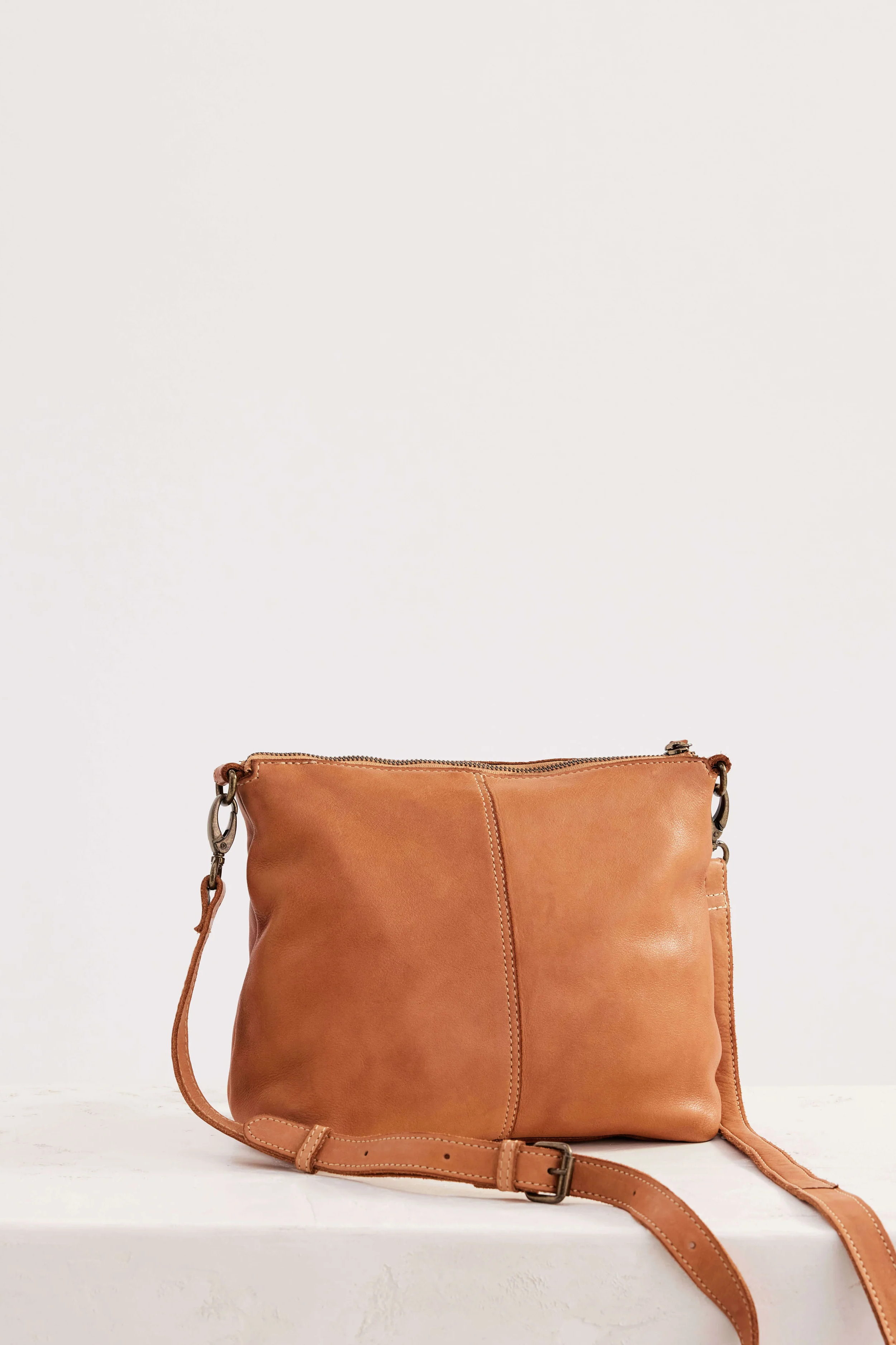 Essentials Pouch Large - Tan